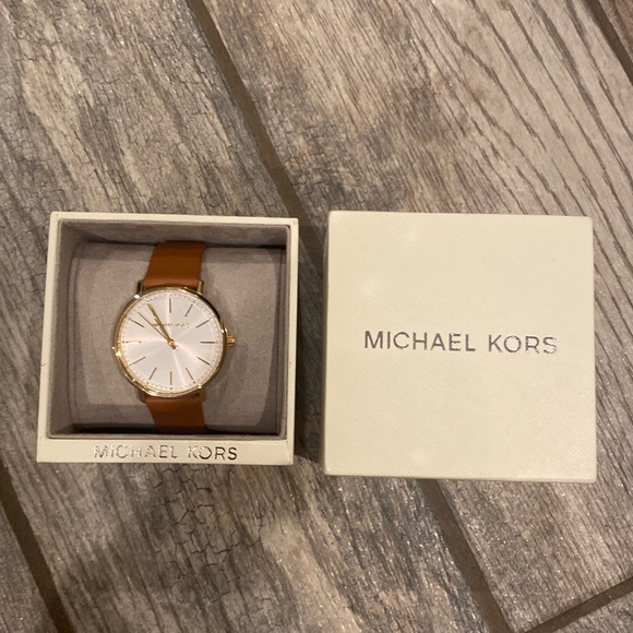 NWT Michael Kors Women’s Watch - Picture 2 of 3